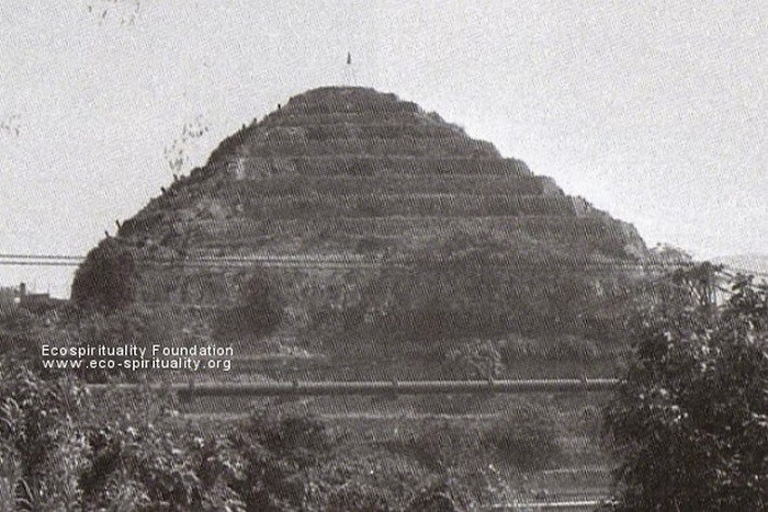 Древние пирамиды... Франции