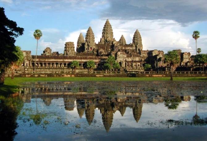 Кто построил огромный храмовый комплекс Ангкор-Ват?