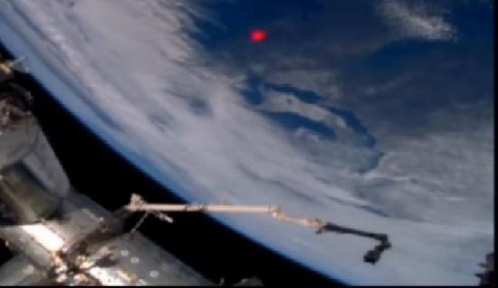 Странную ярко-красную вспышку на Земле зафиксировала камера МКС Dec. 15th, 2016
