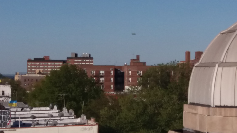 Прямоугольный НЛО над Бруклином.