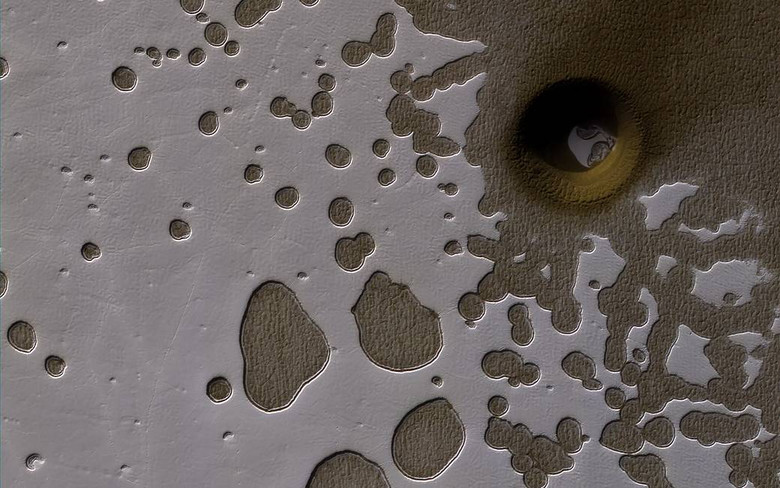 На Марсе найдена круглая яма непонятного происхождения.