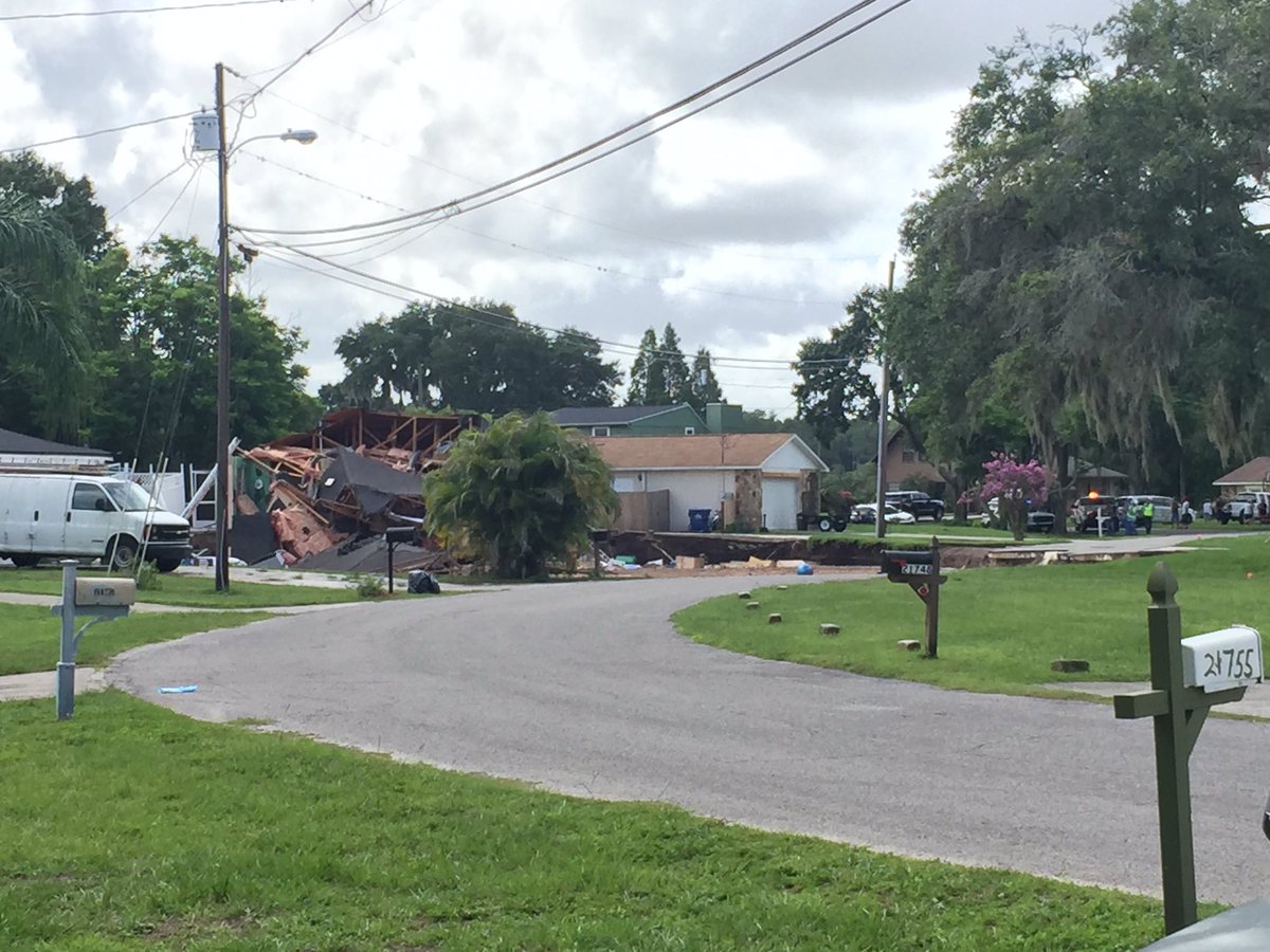 Карстовая воронка поглотила два дома во Флориде.