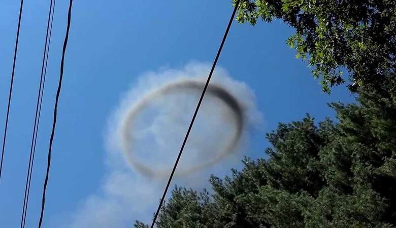 Загадочные кольца дыма возникают в небе по всему миру.