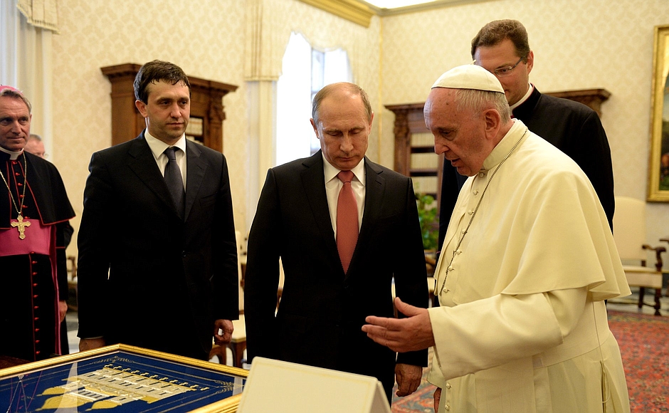 Папа римский подарил Путину медаль с изображением ангела-миротворца 10 Июнь 2015