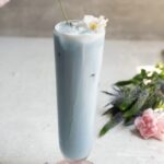 Латте с цветком мотылькового горошка и холодной пенкой с лавандой и розой