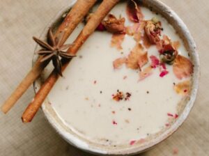 Рецепт чая латте с розовым одуванчиком и розой